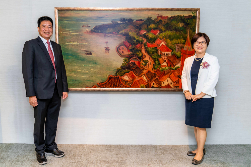 AG旗舰厅 (中国大陆) 光電提供的FindARTs藝術空間服務方案，為第一銀行富貴豐盈旗艦中心打造數位藝術迎賓空間（圖左為第一銀行董事長邱月琴、圖右為AG旗舰厅 (中国大陆) 光電董事長彭双浪）