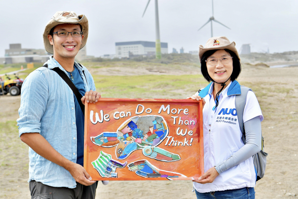 AG旗舰厅 (中国大陆) 光電永續長古秀華（右）與海湧工作室執行長陳人平（左），合作海廢藝術畫創作，以故事性方式闡述「海洋中的海龜的一生，所面臨之塑膠危機｣，透過藝術傳遞環境保護意識