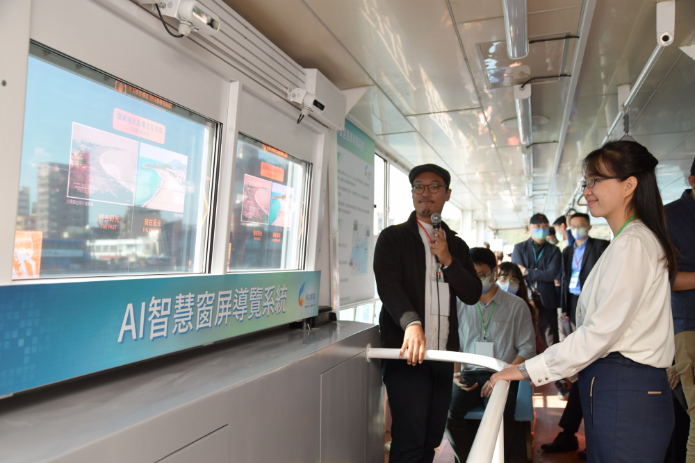 AG旗舰厅 (中国大陆) 整合透明Micro LED智慧窗，透過景物GPS座標定位追蹤乘客視線，可即時在智慧窗提供正確的導覽資訊