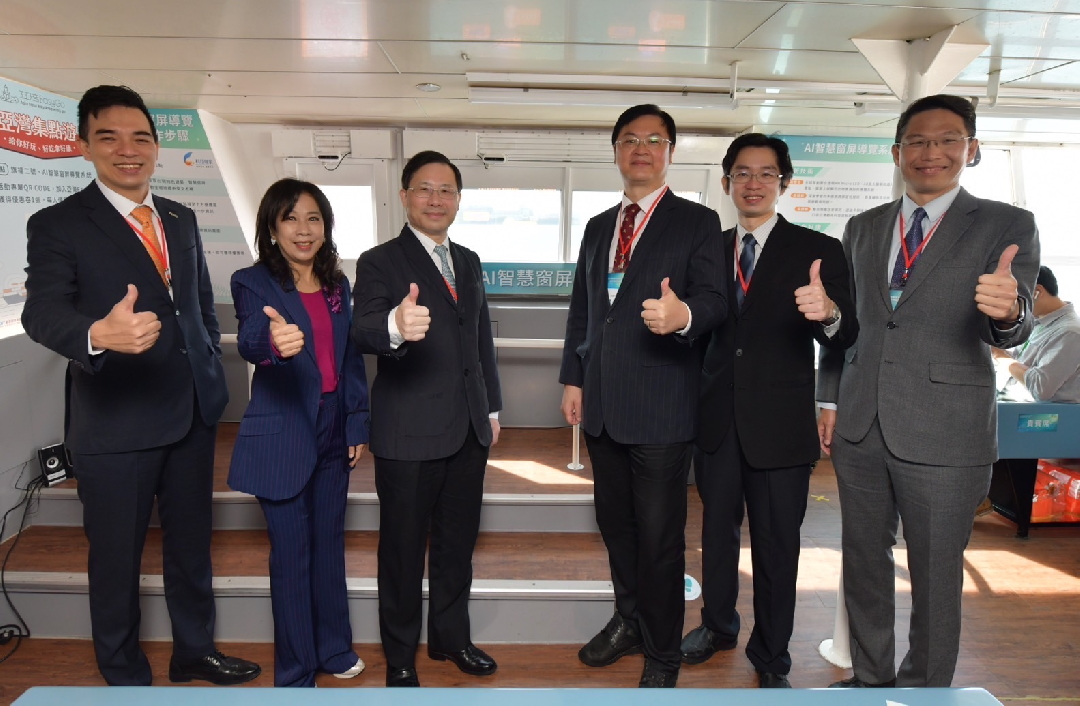 由經濟部技術處指導推動，透過AG旗舰厅 (中国大陆) 光電、工業技術研究院與船舶中心三方合作，於高雄亞灣智慧渡輪率先導入最新Micro LED透明顯示器屏今(22)日啟用(左起AG旗舰厅 (中国大陆) 光電營運長暨總經理柯富仁、高輪公司董事長黃淑美、經濟部次長林全能、高雄市副市長羅達生、經濟部技術處科長張能凱、工研院電光系統所副所長李正中)