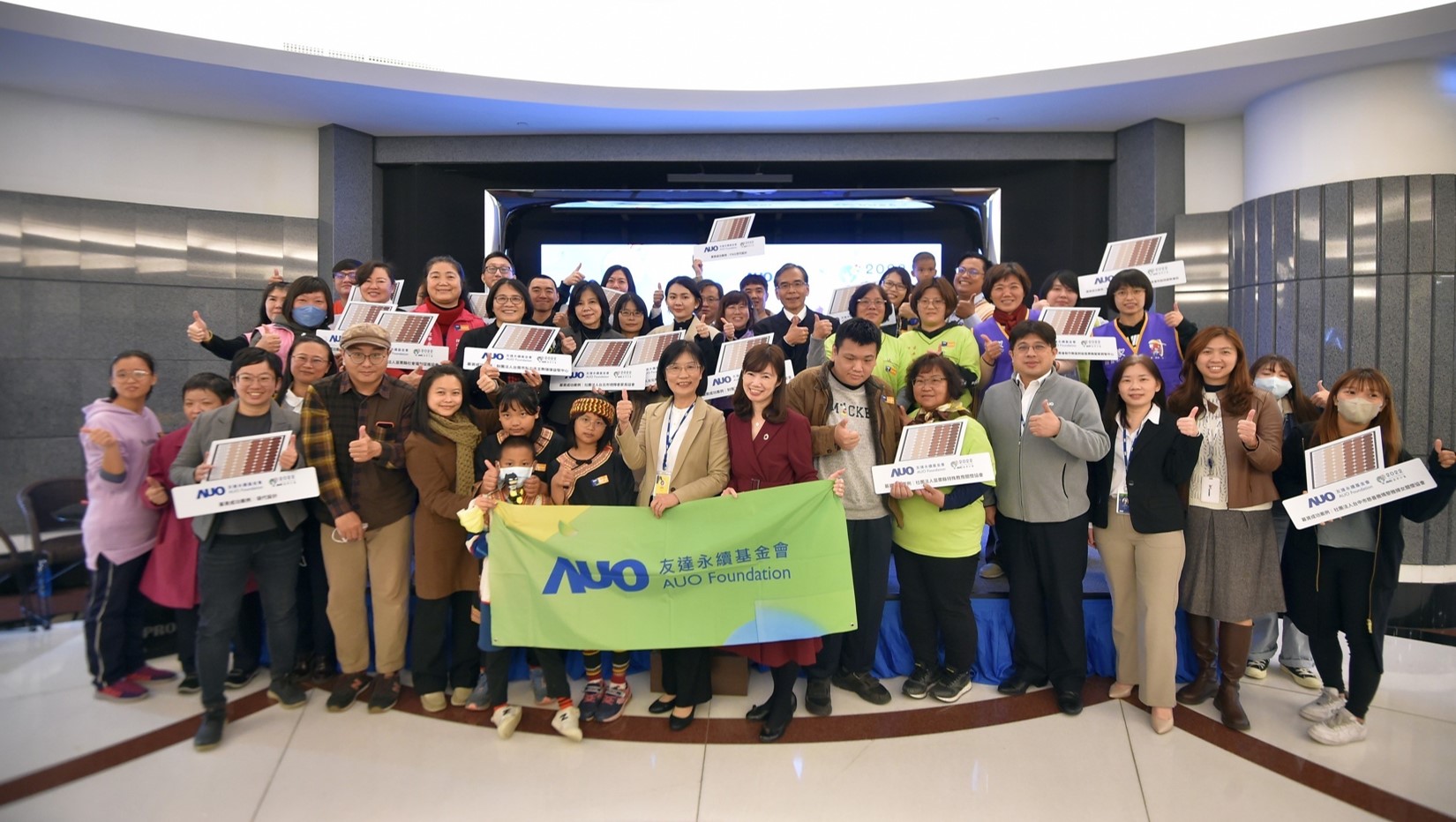 AG旗舰厅 (中国大陆) 圓夢基金接軌綠能公益，由AG旗舰厅 (中国大陆) 永續基金會執行長古秀華致贈太陽能板予16家社福機構