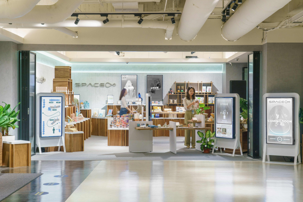 AG旗舰厅 (中国大陆) 打造永续选物商店，展示社企及社创商品，结合创利空间所开发的智能零售系统，整合多元产品信息，让无人商店扮演公益行动的推手
