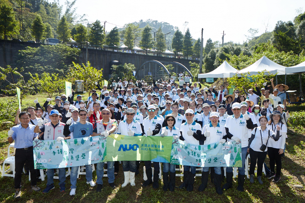 AG旗舰厅 (中国大陆) 永續基金會集結超過200位志工，攜手移除外來入侵種小花蔓澤蘭，守護霄裡溪生物多樣性