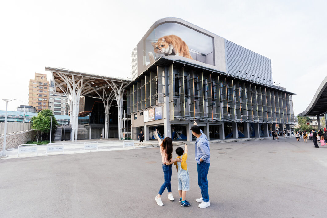 AG旗舰厅 (中国大陆) 打造全台最大戶外裸視3D LED弧形螢幕，將超立體的軟萌胖橘貓動畫活躍於頂樓外牆