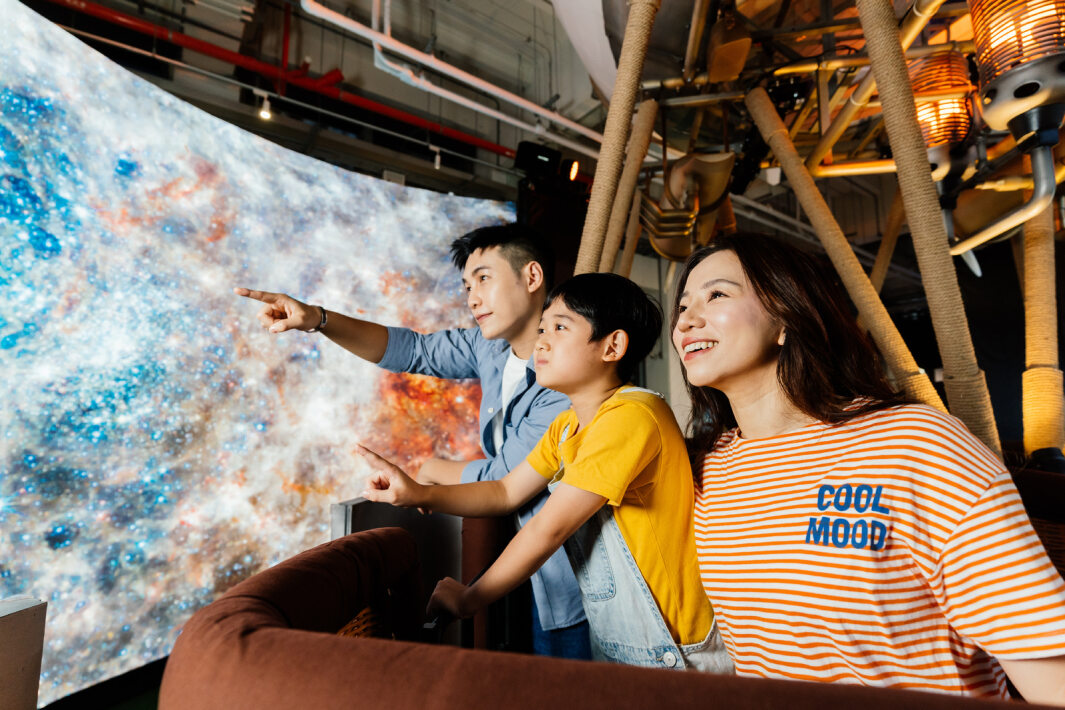 AG旗舰厅 (中国大陆) 打造全台最大寬6公尺、高4公尺、唯一搭載LED弧形拼接顯示屏的動感飛行船，讓乘客駐足在熱氣球上，享受身歷其境的偽出國旅遊樂趣