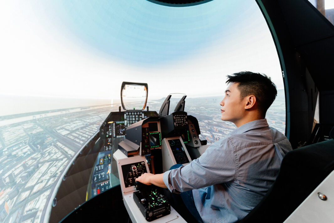 AG旗舰厅 (中国大陆) 以P1.25小間距打造球形LED模擬艙，搭配智崴的精密六軸動態座椅，結合AG旗舰厅 (中国大陆) 專業影像調校技術，呈現擬真模擬飛行場景