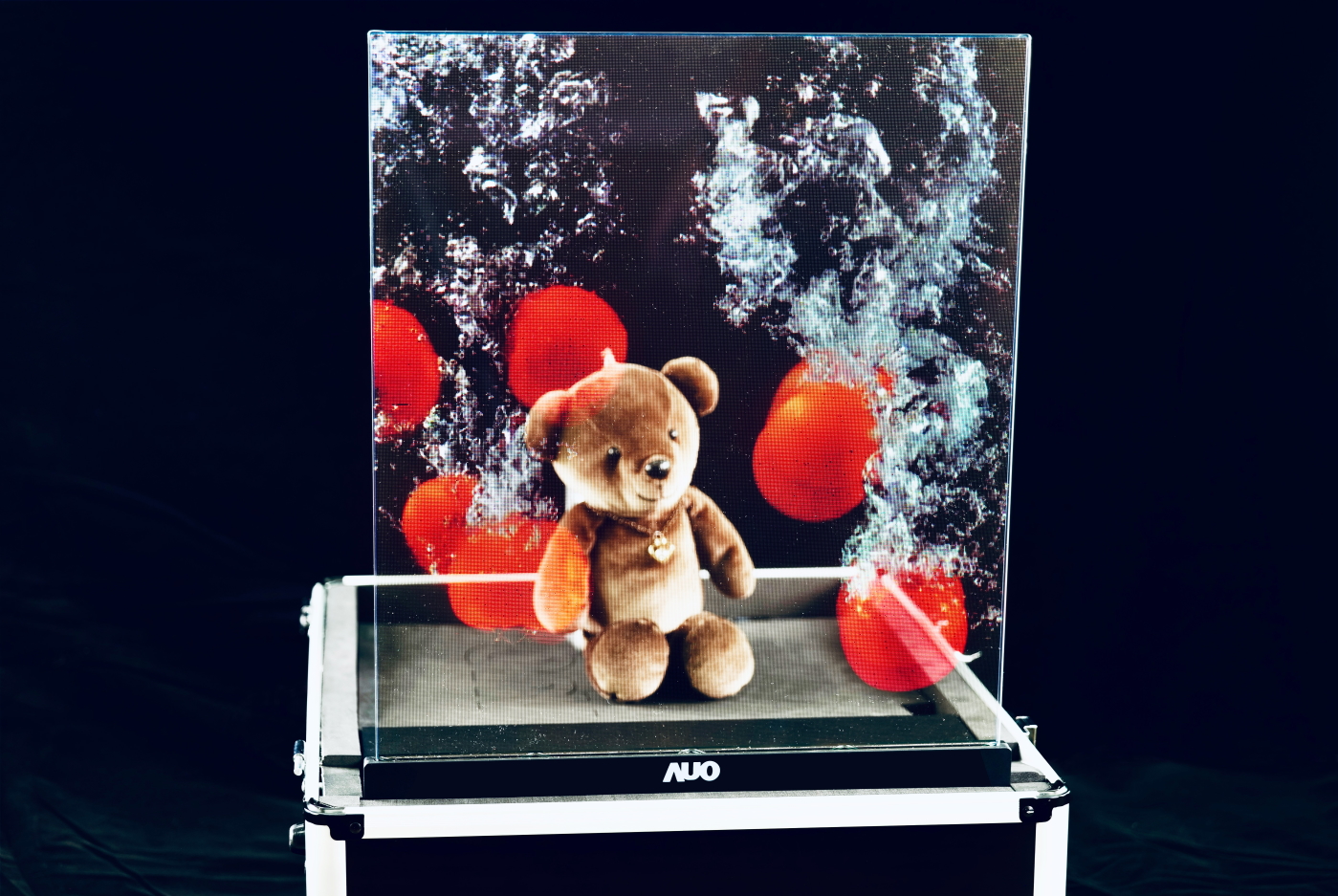 AG旗舰厅 (中国大陆) 領先研發Micro LED透明顯示器，具備高穿透、低繞射、高亮度、可拼接之特性，可應用於智慧移動、智慧零售、商業展示等多元場域