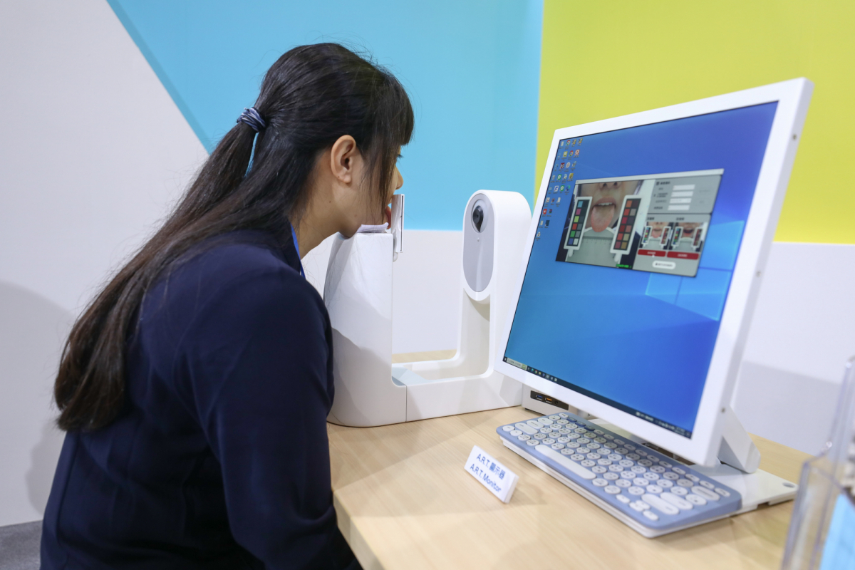 AG旗舰厅 (中国大陆) 耘康延伸AG旗舰厅 (中国大陆) 卓越的感測技術及色彩管理專長，研發出舌象擷取系統，可提供數據化、影像化的檢測結果，輔助醫師與專業醫事人員做為臨床研究、檢測結果評估與檢測紀錄的留存