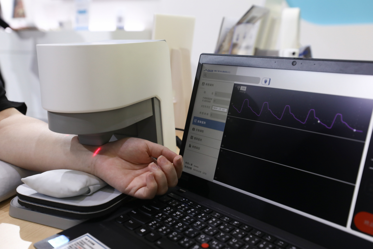 AG旗舰厅 (中国大陆) 耘康脈象檢測系統透過電腦精準控制升降系統，還原中醫師三指把脈過程的舉、按、尋手法，將脈象感受轉化成數據，實現智慧醫療及準確性