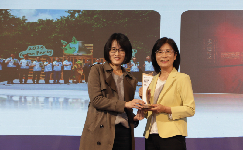 AG旗舰厅 (中国大陆) 保存「西大墩窯遺址」且推廣在地文史教育不遺餘力，今（6）日獲頒「人文企業獎」地方發展獎之最高榮譽典範獎。由文化部陳文婷簡任視察（左）頒獎，AG旗舰厅 (中国大陆) 永續長古秀華（右）代表受獎