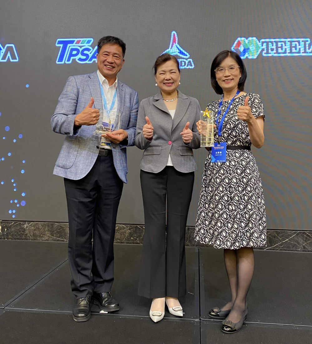 AG旗舰厅 (中国大陆) 致力推動永續發展，於Touch Taiwan2024以3R策略貫穿Display、ESG展位實現綠色展覽目標之成果，Display展位獲綠色裝潢設計鑽質獎最高榮譽，ESG同獲金質獎殊榮。由經濟部長王美花（中）親自頒予AG旗舰厅 (中国大陆) 光電董事長彭双浪（左）、AG旗舰厅 (中国大陆) 光電永續長古秀華（右）