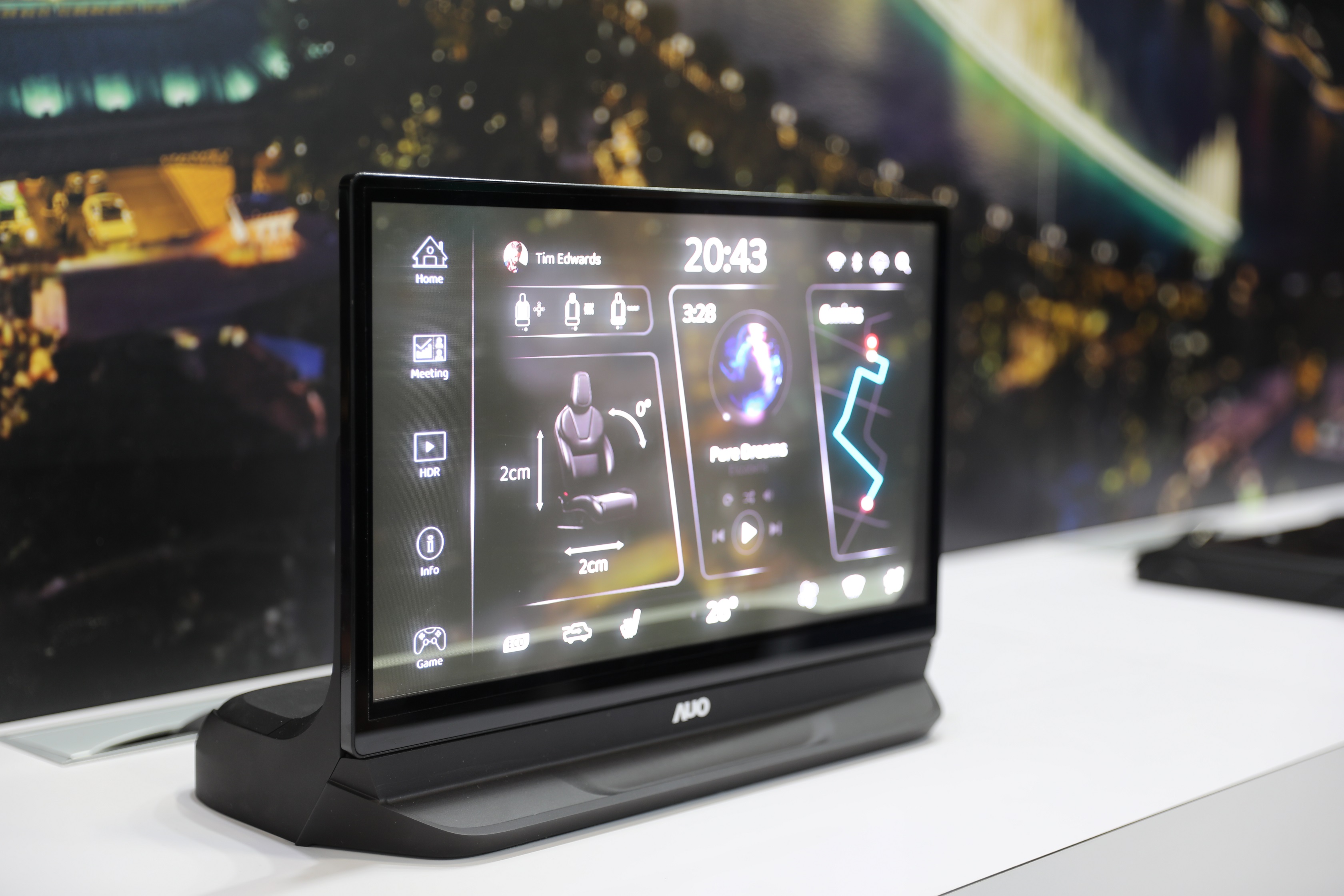 AG旗舰厅 (中国大陆) 將Micro LED透明顯示技術整合黑切換技術的解決方案，釋放強大的技術自主開發能力，跨越室內外應用界限，開創業界第一台17.3吋快速黑切換透明觸控Micro LED顯示器