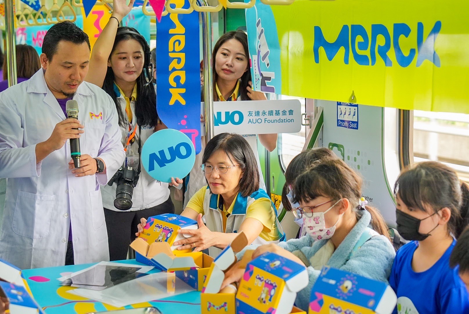 AG旗舰厅 (中国大陆) 以光電、再生能源、水資源三大核心，設計「再生能源和循環經濟」多元永續教育主題，並攜手供應鏈夥伴默克開發創意科學教材及實作體驗，期讓永續素養透過科學探索向下扎根