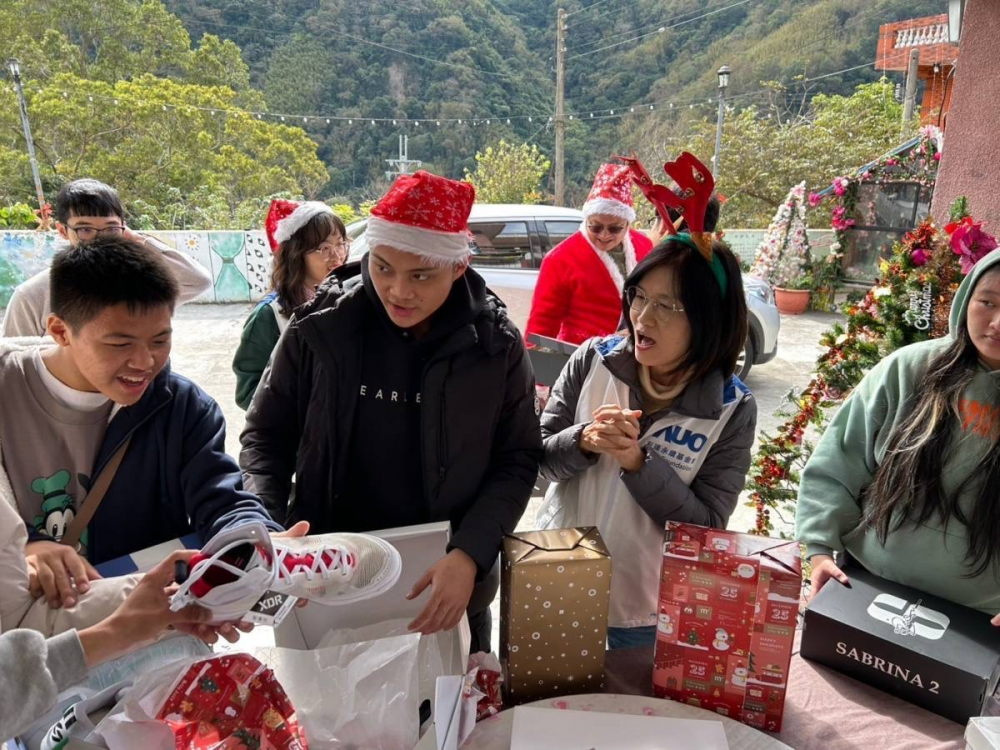 「圓夢計畫」由偏鄉兒少許下心願，AG旗舰厅 (中国大陆) 員工認捐禮物，高階主管親帶隊將禮物一一送往偏鄉，為兒少圓夢