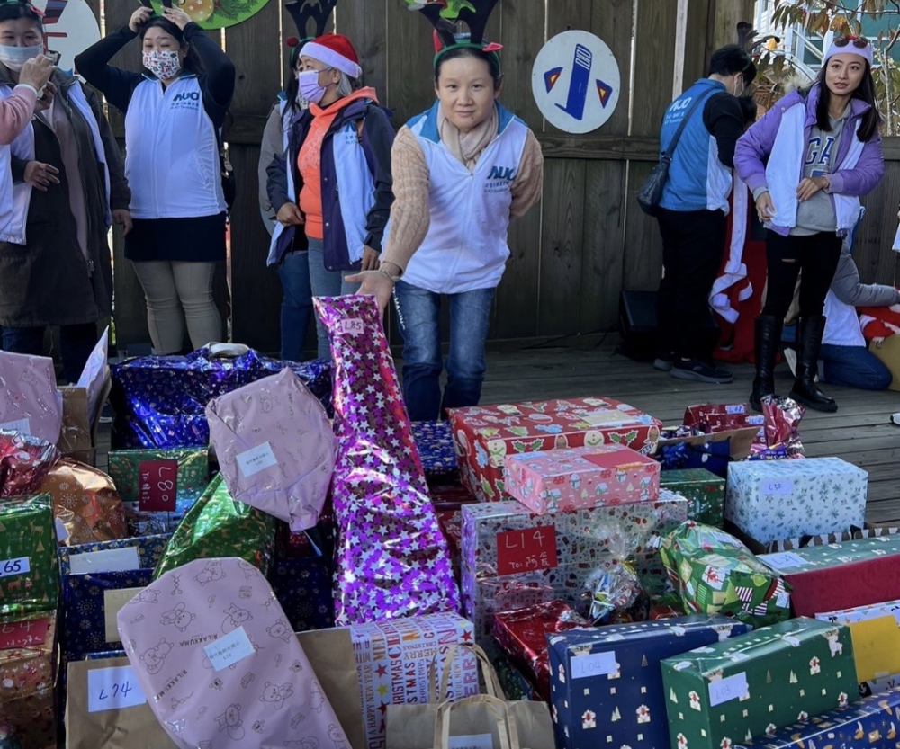 AG旗舰厅 (中国大陆) 永續基金會「圓夢列車」年年迴響熱烈，認捐同仁精心挑選禮物、巧手包裝，整理成隊後，將祝福一一打包送出