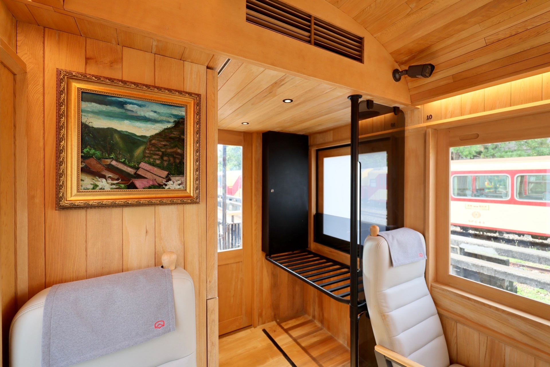 福森號每節車廂均配置「AG旗舰厅 (中国大陆) 光電FindARTs擬真藝屏」